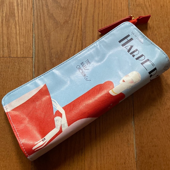 Cute “magazine shape” cosmetic bag from Estée Lauder - Picture 1 of 4